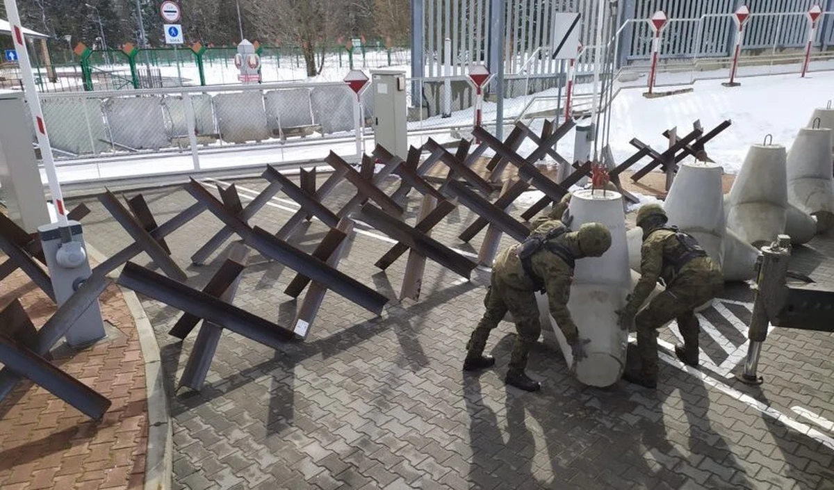 Po tym, jak w lutym rozpoczęto budowę zabezpieczeń na granicy z rosyjskim obwodem kaliningradzkim, w czwartek polscy żołnierze rozpoczęli stawianie umocnień na granicy z Białorusią. Informację w mediach społecznościowych przekazał minister obrony narodowej Mariusz Błaszczak.