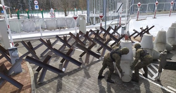 Po tym, jak w lutym rozpoczęto budowę zabezpieczeń na granicy z rosyjskim obwodem kaliningradzkim, w czwartek polscy żołnierze rozpoczęli stawianie umocnień na granicy z Białorusią. Informację w mediach społecznościowych przekazał minister obrony narodowej Mariusz Błaszczak.