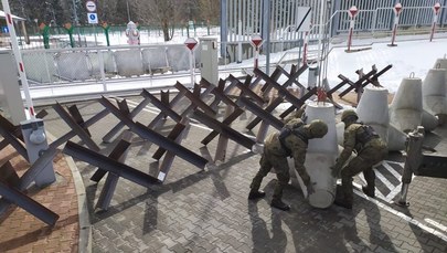 Wojsko rozpoczęło stawianie umocnień na granicy z Białorusią