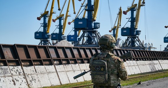 Uwaga obserwatorów i analityków zwrócona jest na oblężony Bachmut. Tymczasem siły ukraińskie koncentrują się też na ostrzale pozycji rosyjskich w Mariupolu. Według źródeł ukraińskich, ataki odnoszą skutek. Mer miasta Wadym Bojczenko poinformował w czwartek, że Rosjanie zaczęli wycofywać wojska poza granice miasta.