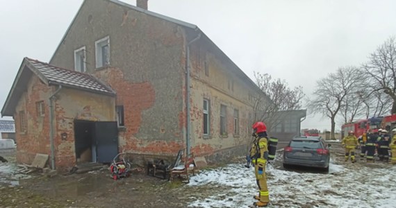 Trzy osoby zostały poszkodowane w pożarze, który wybuchł w miejscowości Duszna Górka w powiecie krotoszyńskim w Wielkopolsce. Konieczna była reanimacja jednej z rannych osób.