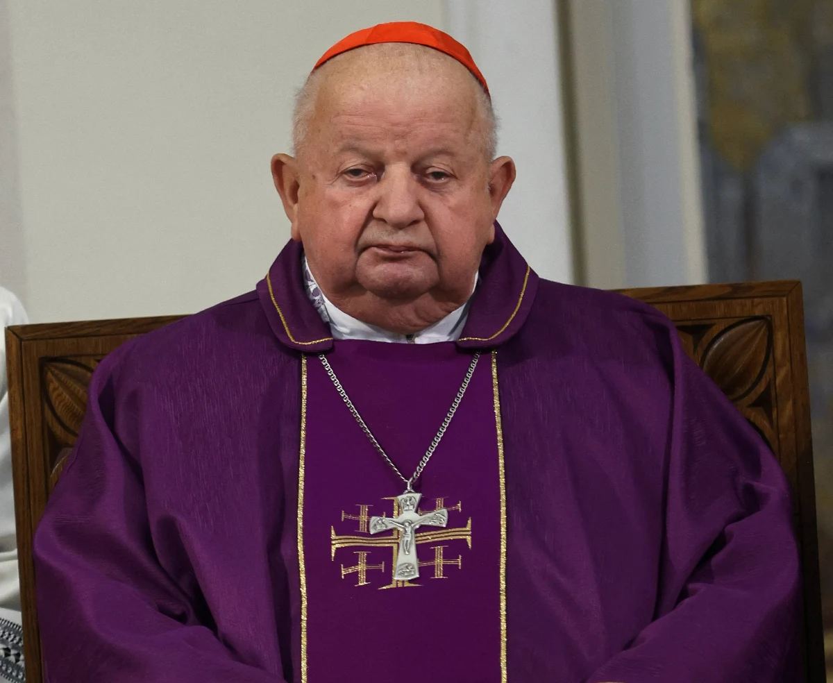 ​Nie wolno nam milczeć, nie wolno patrzeć z obojętnością na deptanie świętości, na opluwanie proroka naszych czasów - napisał kard. Stanisław Dziwisz w oświadczeniu dotyczącym papieża Jana Pawła II.