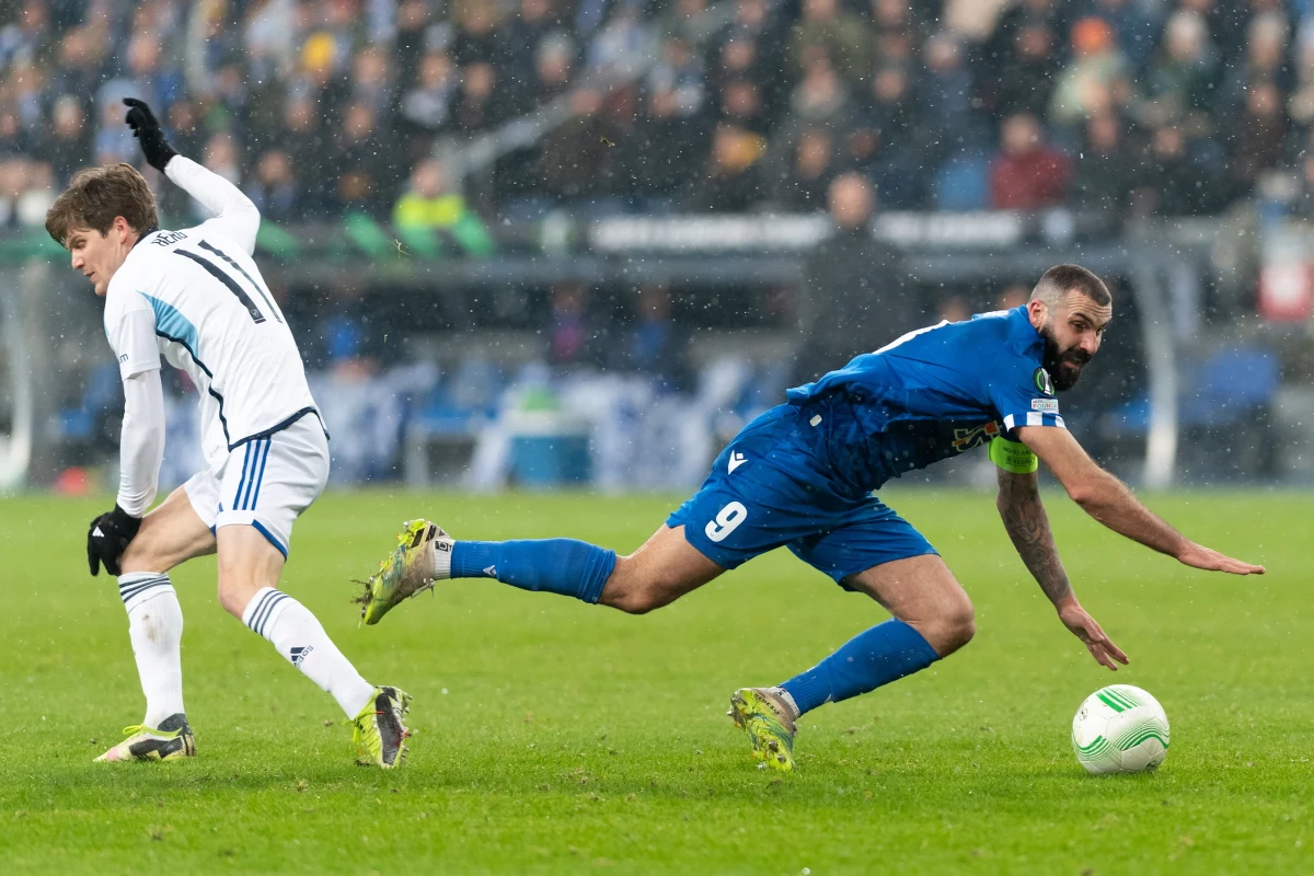 Piłkarze Lecha Poznań pokonali Djurgardens IF Sztokholm 2:0 (1:0) w pierwszym meczu 1/8 finału Ligi Konferencji. Rewanżowe spotkanie rozegrane zostanie za tydzień w Szwecji.