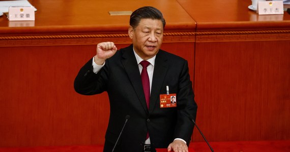Przywódca Chin Xi Jinping został wybrany na bezprecedensową trzecią kadencję na stanowisku przewodniczącego ChRL. Sekretarz generalny Komunistycznej Partii Chin (KPCh) określany jest jako najpotężniejszy chiński przywódca od czasu Mao Zedonga.