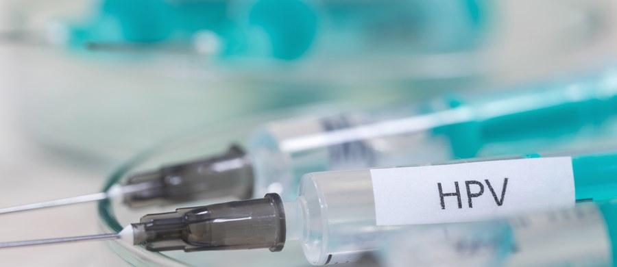 Bezpłatne szczepienia nastolatków przeciwko wirusowi HPV najprawdopodobniej będą zorganizowane tak jak szczepienia przeciwko Covid-19 - dowiedział się dziennikarz RMF FM Michał Dobrołowicz. Ogólnopolskie, refundowane szczepienia chłopców i dziewcząt w wieku 12 i 13 lat mają rozpocząć się pierwszego czerwca.