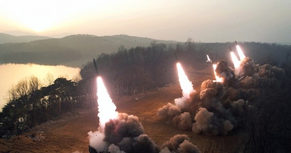 Przywódca Korei Północnej Kim Dzong Un obserwował ćwiczenia artylerii z użyciem ostrej amunicji symulujące atak na południowokoreańskie lotnisko - poinformowały w piątek północnokoreańskie media.