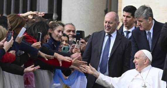 "Putin wie, że jestem do dyspozycji"- powiedział papież Franciszek odnosząc się do wyrażonej wcześniej swojej gotowości udania się do Moskwy, gdyby prezydent Rosji zostawił mu "okienko, by negocjować" w sprawie wojny na Ukrainie. Papież mówił też m. in. o konfliktach na świecie, swoim pontyfikacie i ewentualnych przyczynach ustąpienia. Słowa papieża z wywiadu dla włoskojęzycznej telewizji szwajcarskiej Rsi przytaczają w piątek gazety „Corriere della Sera”, „La Repubblica” i "La Stampa".