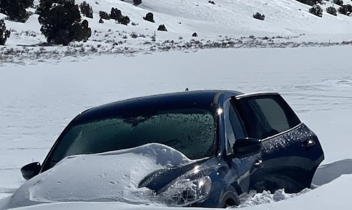 81-latek z USA zignorował ostrzeżenia przed burzą śnieżną i postanowił odwiedzić swoich bliskich. W trakcie podróży jego auto utknęło w zaspie. W pojeździe spędził tydzień.