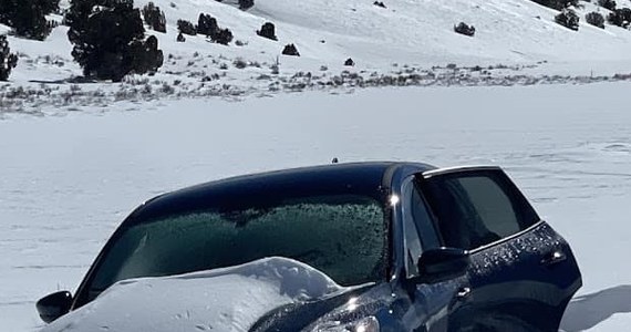 81-latek z USA zignorował ostrzeżenia przed burzą śnieżną i postanowił odwiedzić swoich bliskich. W trakcie podróży jego auto utknęło w zaspie. W pojeździe spędził tydzień.