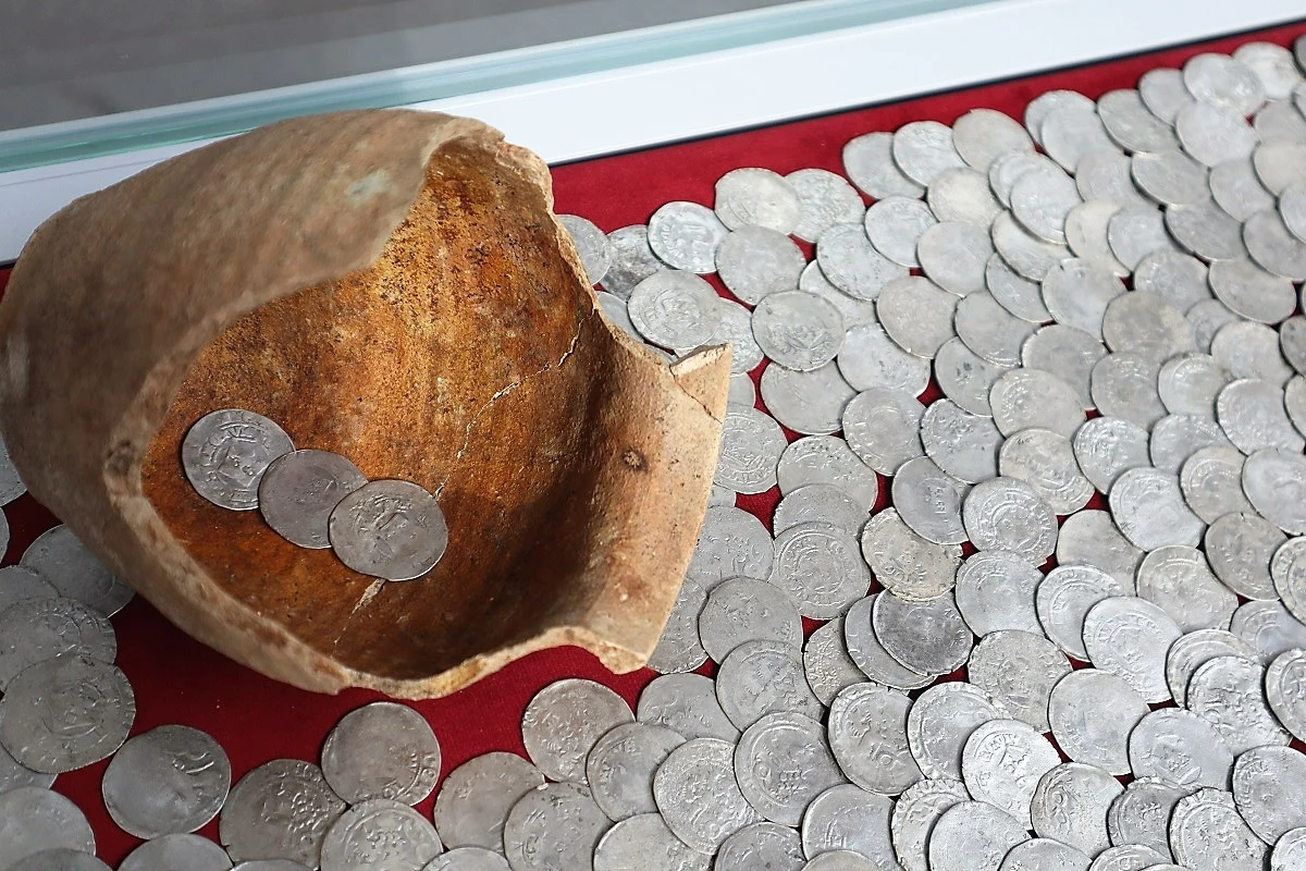 Przetrwały ukryte w ziemi niemal 700 lat, będzie można je zobaczyć w Starej Kopalni w Wałbrzychu. Po kilku latach od znalezienia grosze praskie z XIV i XV wieku z Boguszowa będzie można obejrzeć. 