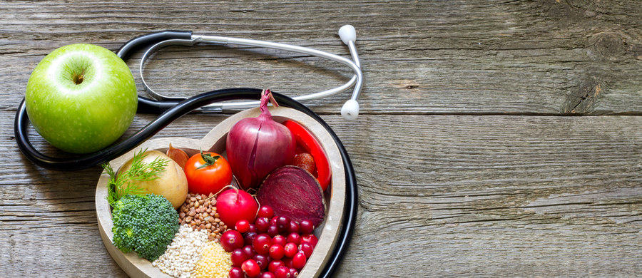 Jeśli masz podwyższony poziom cholesterolu we krwi sporo ryzykujesz. Możesz go obniżyć zmieniając styl życia, w tym zwłaszcza sposób żywienia. Podpowiadamy, które produkty należy ograniczyć i czym je zastąpić.