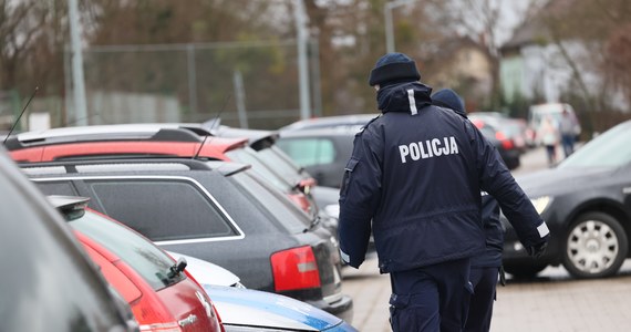 ​Policjanci zatrzymali 20-latka, który potrącił samochodem 43-letniego mężczyznę na ul. Bednarskiej w Krakowie, a następnie uciekł z miejsca wypadku nie udzielając pomocy. Ofiara zmarła.