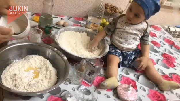 Zabawa mąką może być naprawdę interesująca. Zwłaszcza dla dziecka, bo mama raczej nie była zachwycona...