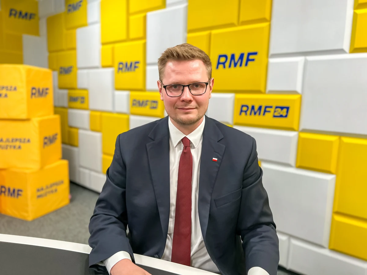 "Sprawa jest wyjaśniania i badana. W Zjednoczonej Prawicy nie ma taryfy ulgowej dla nikogo" – mówił w Rozmowie w południe w RMF FM Michał Woś. W ten sposób wiceminister sprawiedliwości i wiceszef Solidarnej Polski skomentował decyzję Jacka Żalka, który złożył rezygnację ze stanowiska sekretarza stanu w Ministerstwie Funduszy i Polityki Regionalnej w związku z aferą wokół Narodowego Centrum Badań i Rozwoju.