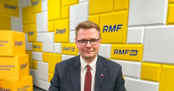 "Sprawa jest wyjaśniania i badana. W Zjednoczonej Prawicy nie ma taryfy ulgowej dla nikogo" – mówił w Rozmowie w południe w RMF FM Michał Woś. W ten sposób wiceminister sprawiedliwości i wiceszef Solidarnej Polski skomentował decyzję Jacka Żalka, który złożył rezygnację ze stanowiska sekretarza stanu w Ministerstwie Funduszy i Polityki Regionalnej w związku z aferą wokół Narodowego Centrum Badań i Rozwoju.