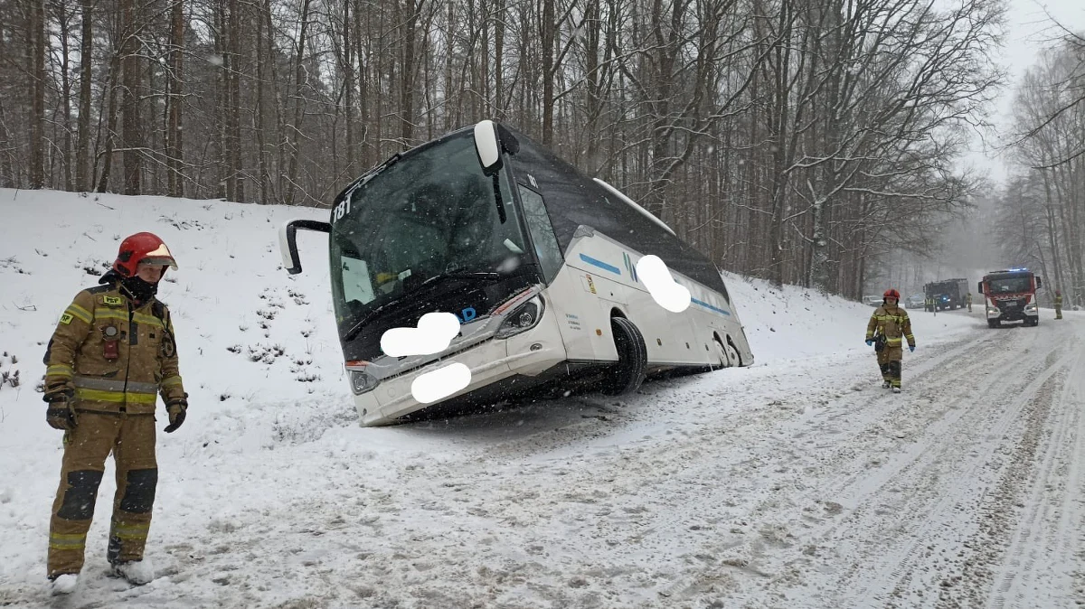 W woj. warmińsko-mazurskim w piątek intensywnie pada śnieg, przez co warunki drogowe są bardzo trudne. W Mintach pod Bartoszycami doszło do poważnego wypadku, dwie osoby trafiły do szpitala. Droga Bartoszyce-Biskupiec jest zablokowana. Z kolei między Giżyckiem a Kętrzynem doszło do niebezpiecznej sytuacji z udziałem autokaru, który przewoził 11 pasażerów. 
