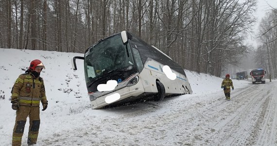 W woj. warmińsko-mazurskim w piątek intensywnie pada śnieg, przez co warunki drogowe są bardzo trudne. W Mintach pod Bartoszycami doszło do poważnego wypadku, dwie osoby trafiły do szpitala. Droga Bartoszyce-Biskupiec jest zablokowana. Z kolei między Giżyckiem a Kętrzynem doszło do niebezpiecznej sytuacji z udziałem autokaru, który przewoził 11 pasażerów. 
