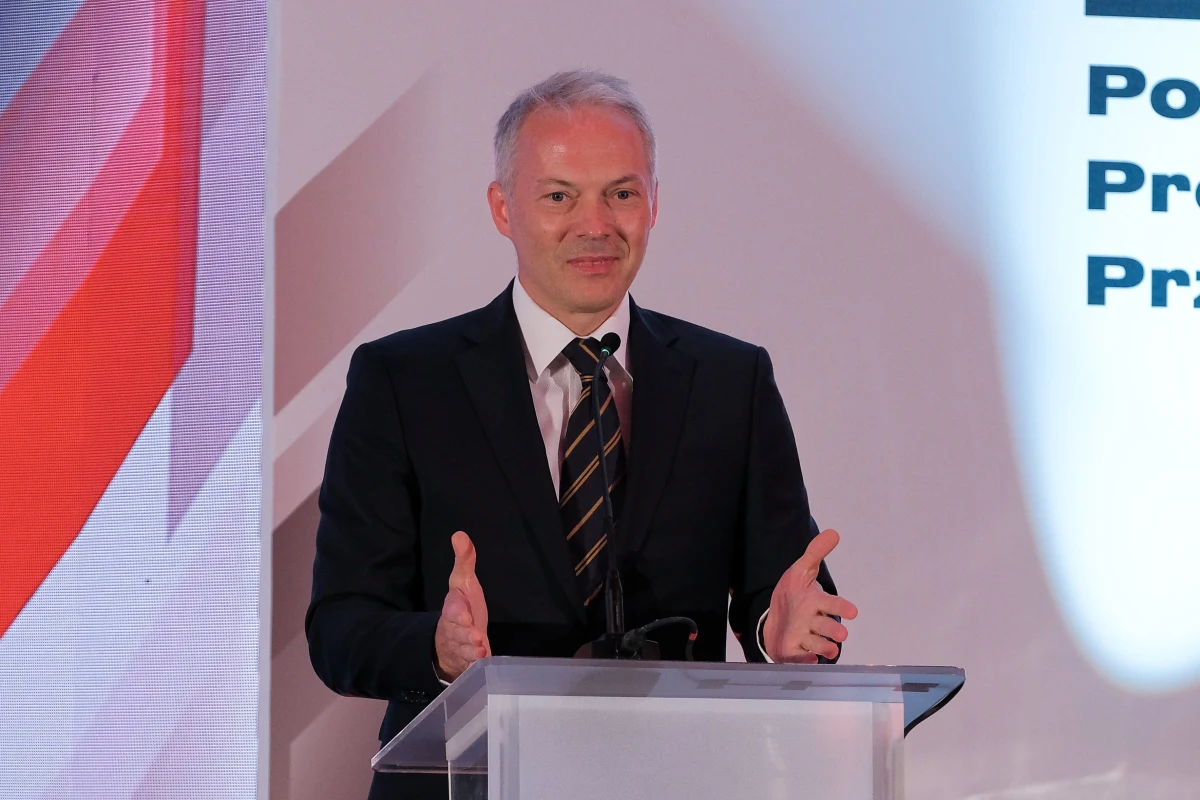 "Premier Mateusz Morawiecki w piątek przyjął dymisję Jacka Żalka ze stanowiska sekretarza stanu w Ministerstwie Funduszy i Polityki Regionalnej" - poinformował rzecznik rządu Piotr Müller. Chodzi o sprawę dwóch dotacji przyznanych w ramach konkursu Narodowego Centrum Badań i Rozwoju "Szybka ścieżka - innowacje cyfrowe". 