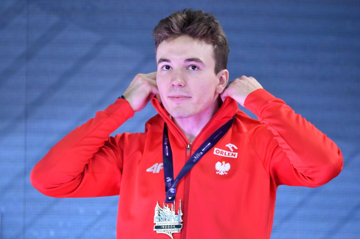 Przebojem wdarł się do europejskiej czołówki i z doskonałym czasem 7,56 wywalczył halowe wicemistrzostwo Europy w biegu na 60 metrów przez płotki. Jakub Szymański myśli już o sezonie letnim. W lipcu skończy 21 lat i może startować jeszcze w niższych kategoriach wiekowych, ale teraz celuje głównie w imprezy seniorskie. Przed nim jeszcze sporo treningów, by wypracować technikę, która na otwartym stadionie będzie dawała medale. Szymański pokazuje jednak ambicje i w rozmowie z Pawłem Pawłowskim opowiada o swoich celach na najbliższe miesiące.