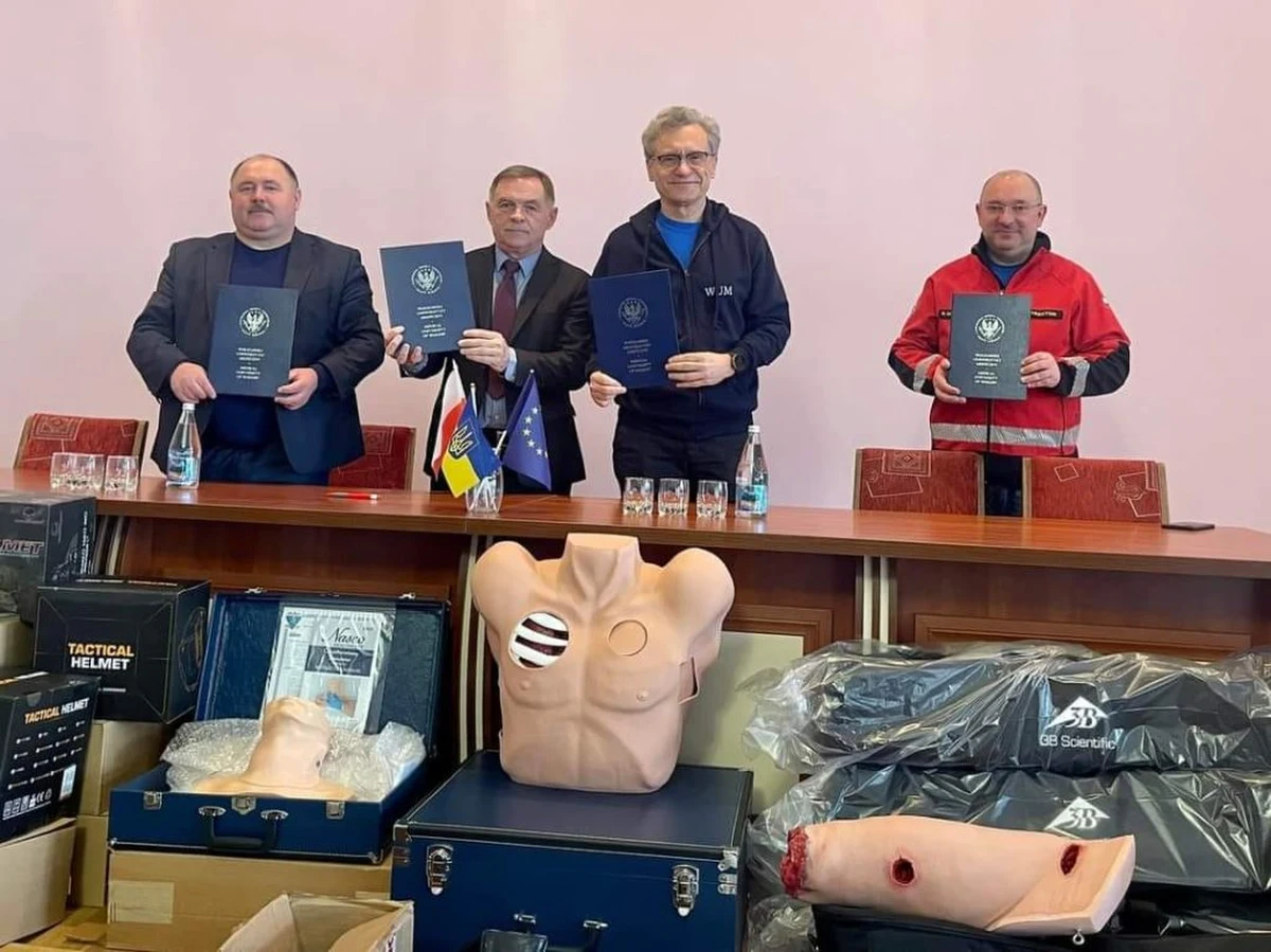 Trenażery medycyny pola walki, sprzęt ratujący życie i lekarstwa od WUM dla Ukrainy. Polscy ratownicy i specjaliści z Warszawskiego Uniwersytetu Medycznego tworzą ośrodek szkoleniowy medycyny ratunkowej w Ukrainie.