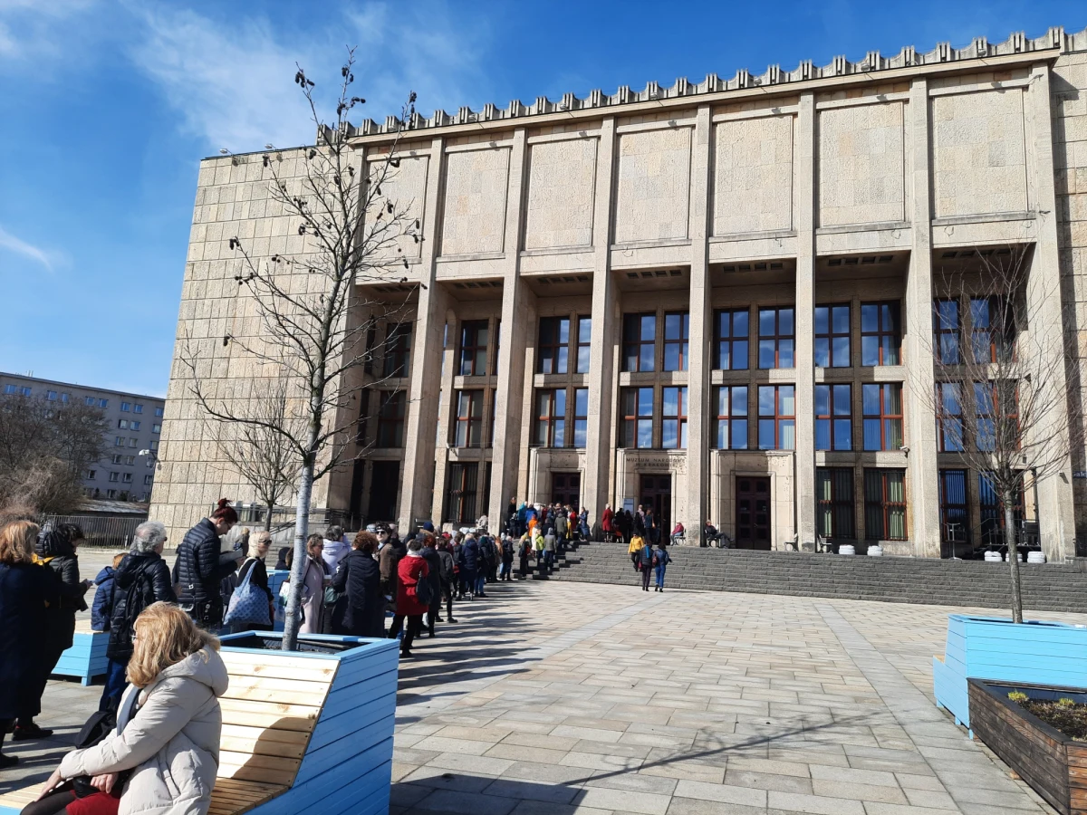 Tylko do niedzieli w Muzeum Narodowym w Krakowie można oglądać wystawę obrazów Tamary Łempickiej. Chętnych do jej zobaczenia jest tak wielu, że w kolejce trzeba czekać nawet kilka godzin.


