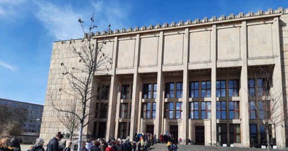 Tylko do niedzieli w Muzeum Narodowym w Krakowie można oglądać wystawę obrazów Tamary Łempickiej. Chętnych do jej zobaczenia jest tak wielu, że w kolejce trzeba czekać nawet kilka godzin.

