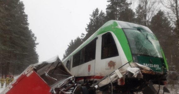 Nie żyje kierowca ciężarówki, która zderzyła się z pociągiem na przejeździe kolejowym koło Sokółki na Podlasiu. W wyniku zderzenia doszło do wykolejenia pociągu. Pasażerom i obsłudze składu nic się nie stało.