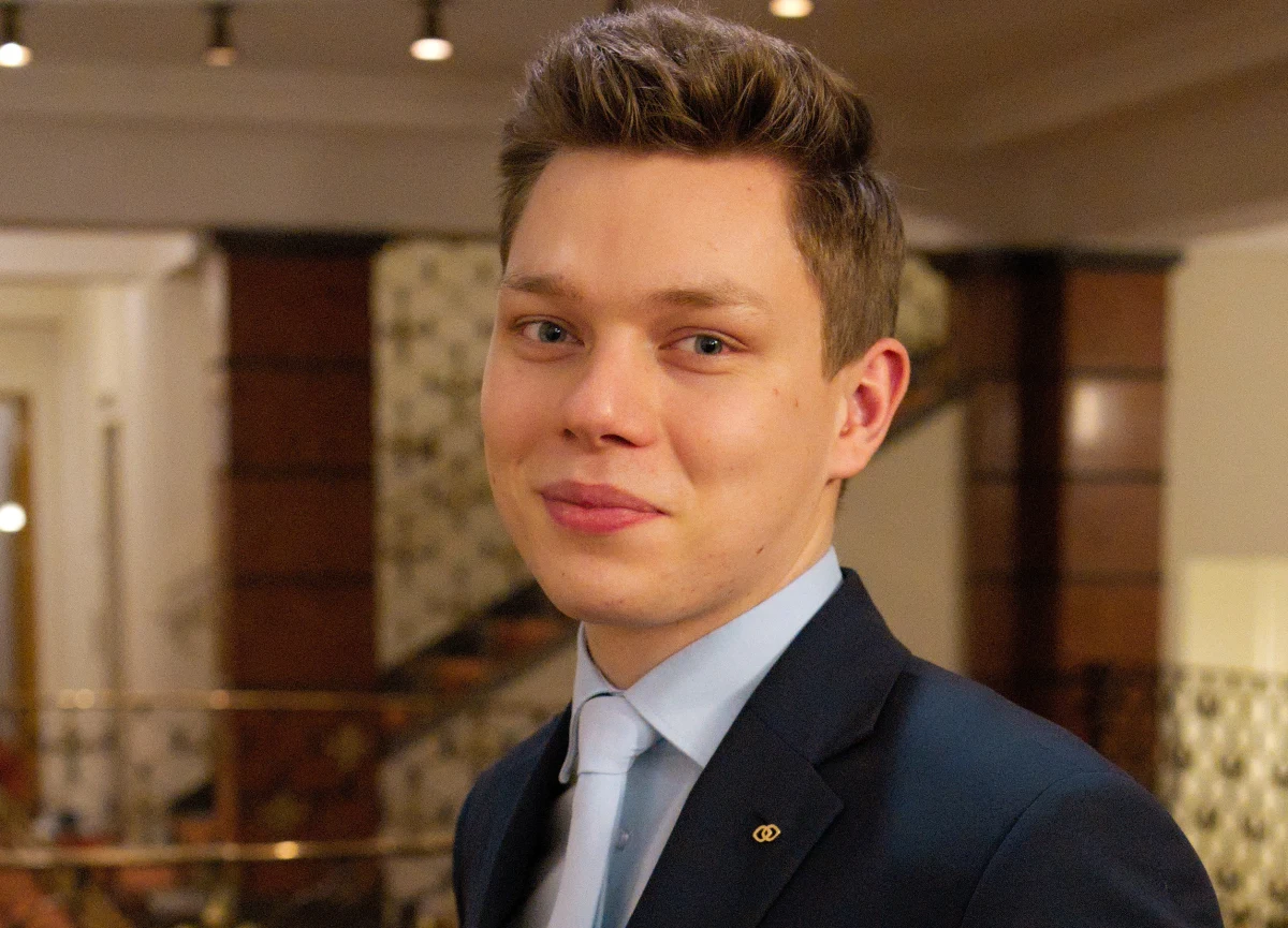 ​Krzysztof Studziński, 23-letni recepcjonista ze słynnego, sopockiego Grand Hotelu, został trzecim najlepszym recepcjonistą na świecie. Znalazł się na podium World’s Best Receptionist Contest - zawodów organizowanych przez stowarzyszenie zrzeszające dyrektorów i kierowników recepcji cztero- i pięciogwiazdkowych hoteli z całego świata.