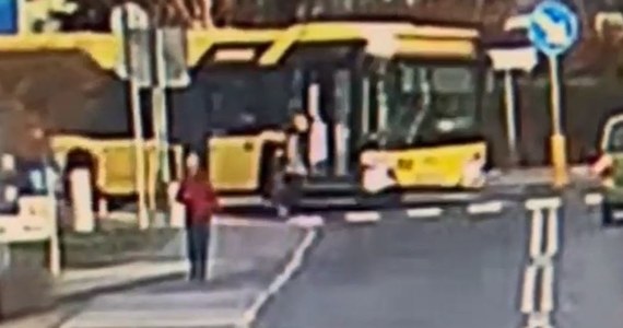 O dużym szczęściu może mówić nastolatek, który zderzył się rano z autobusem miejskim w Gliwicach. Do zdarzenia doszło na oznakowanym przejściu przy rondzie im. Prezydenta Lecha Kaczyńskiego. Śląska policja opublikowała film z tego zdarzenia. Jak podkreśla, zrobiła to ku przestrodze.