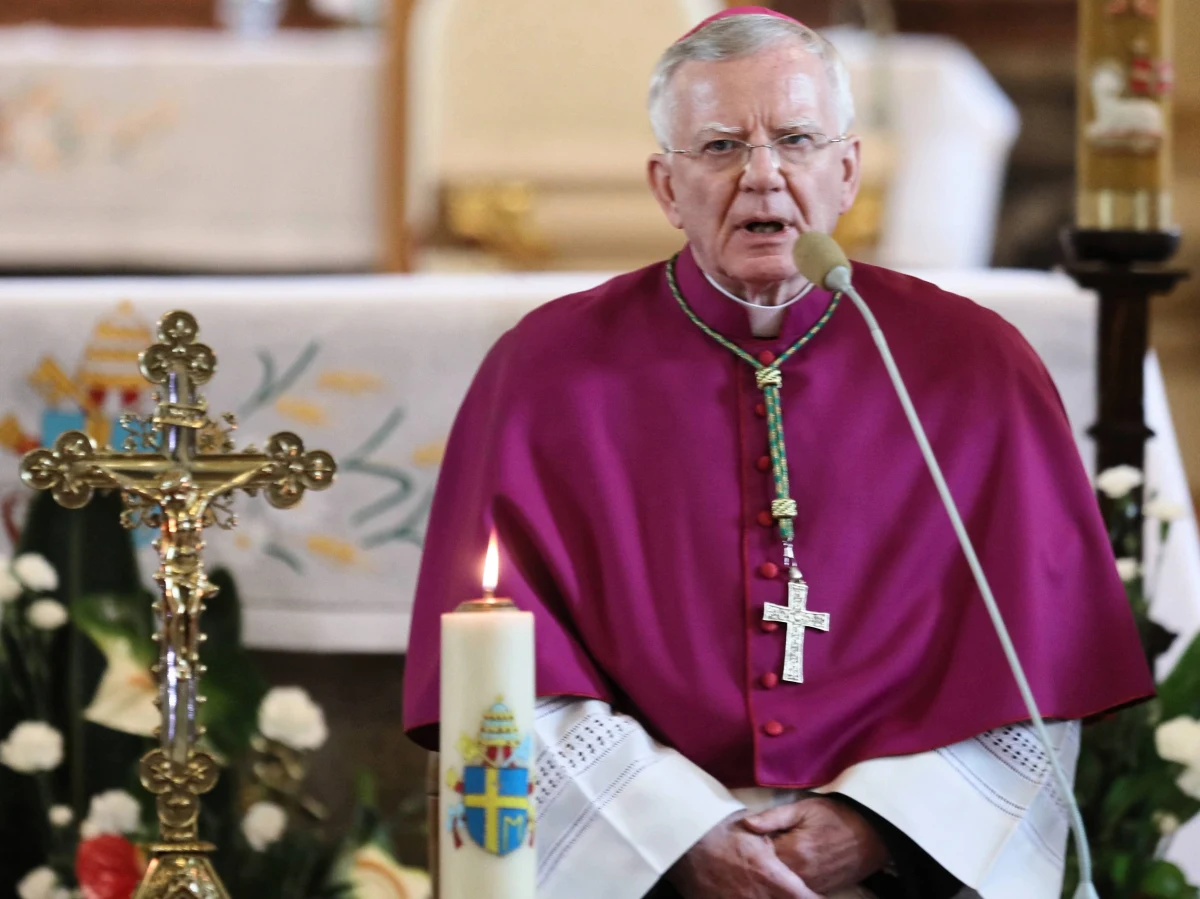 "Wobec wszystkich, którzy nie rozumieją naszego przywiązania do św. Jana Pawła II, stwierdzamy: nie da się umniejszyć dobra, które stało się za Jego sprawą, a jedynie Bóg sam wie, ile z tego dobra pozostaje wciąż jeszcze nieodkryte w głębi naszych serc i sumień" - napisano w opublikowanym w piątek oświadczeniu krakowskiej kurii metropolitalnej, które w niedzielę zostanie odczytane w kościołach archidiecezji. Sprawa ma związek z emisją reportażu stacji TVN24 "Franciszkańska 3", w którym m.in. postawiono wobec kardynała Karola Wojtyły zarzuty, że wiedział o przestępstwach księży pedofilii i w kilku przypadkach tuszował te skandale. 