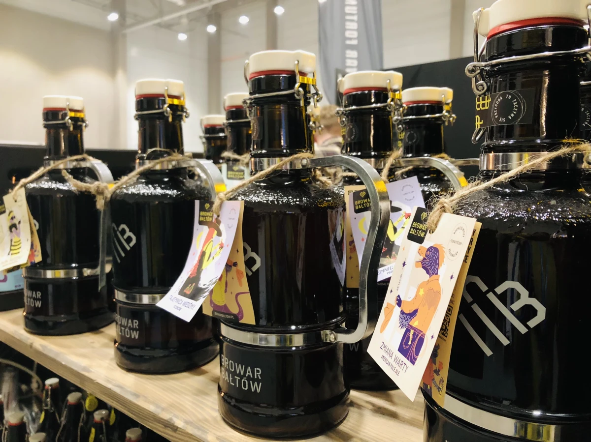 30 wystawców, którzy prezentują piwa kraftowe, rzemieślnicze i regionalne z całej Polski - to trzon Targów Piw Regionalnych i Browarnictwa "Piwowary" w Łodzi. Dodatkowo można liczyć na poznanie oferty producentów miodów pitnych oraz rodzinnego browaru wiejskiego z Dolnej Bawarii. Impreza targowa w łódzkiej Hali EXPO zaczęła się dziś i potrwa do jutra.