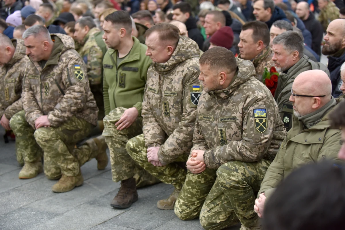Tysiące żałobników, w tym dowódca ukraińskich sił zbrojnych, uklęknęli na głównym placu Kijowa, by w ten sposób w dniu pogrzeby oddać hołd bohaterowi wojennemu o pseudonimie „Da Vinci”. 27-latk zginął podczas walk o Bachmut. Do walki z Rosjanami przystąpił, gdy miał 18 lat, po Majdanie w 2014 roku. 