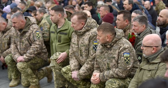 Tysiące żałobników, w tym dowódca ukraińskich sił zbrojnych, uklęknęli na głównym placu Kijowa, by w ten sposób w dniu pogrzeby oddać hołd bohaterowi wojennemu o pseudonimie „Da Vinci”. 27-latk zginął podczas walk o Bachmut. Do walki z Rosjanami przystąpił, gdy miał 18 lat, po Majdanie w 2014 roku. 