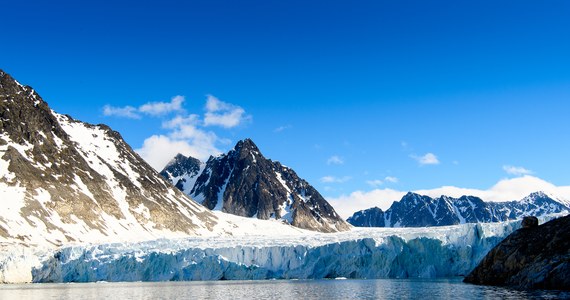 Akcja ratunkowa mająca na celu dotarcie do polskiego podróżnika Marcina Gienieczki została w piątek wieczorem przerwana z powodu złych warunków atmosferycznych. Zostanie wznowiona, gdy pozwoli na to pogoda - poinformowała rzeczniczka Gubernatora Svalbardu.