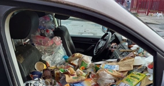 Ten Volkswagen Caddy nie jest śmieciarką, ale samochodem pełnym śmieci. Jego kierowca siedział w nim między resztkami jedzenia, pustymi kubkami po kawie i jogurcie, niedopałkami papierosów i butelkami. 