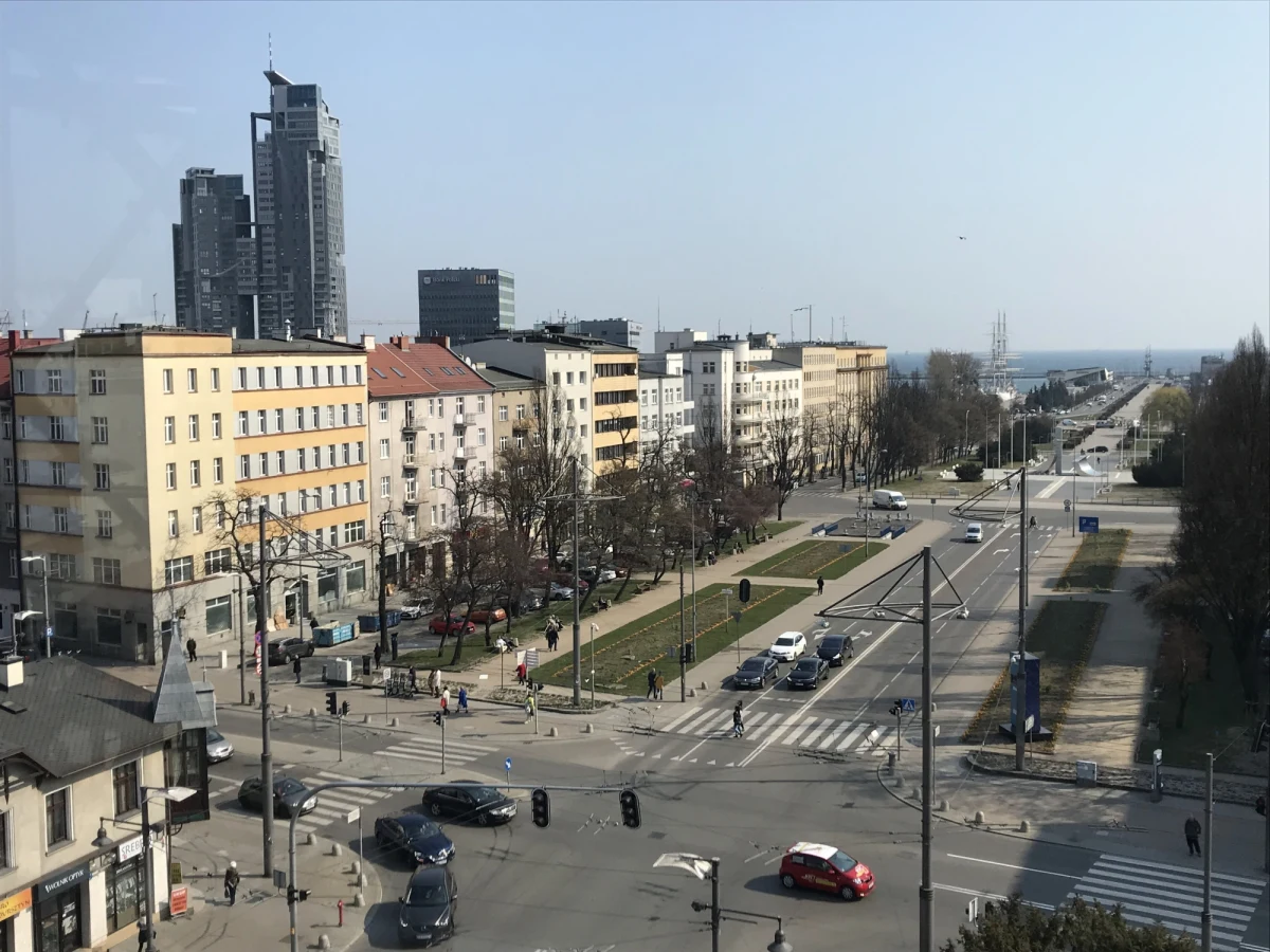 Na gdyńskich ulicach niebawem pojawią się drogowcy. Prócz remontów nawierzchni, zaplanowano także odtwarzanie oznakowania poziomego. "Tymi pracami obejmiemy właściwie całe miasto. Teraz będziemy sprawdzać stan oznakowania poziomego. Przygotujemy dokładny harmonogram, ciężko teraz powiedzieć, ile czasu te prace potrwają. Zdajemy sobie sprawę, że będą dużym utrudnieniem dla kierowców" - mówi Dawid Czechowski, zastępca dyrektora ZDiZ w Gdyni.