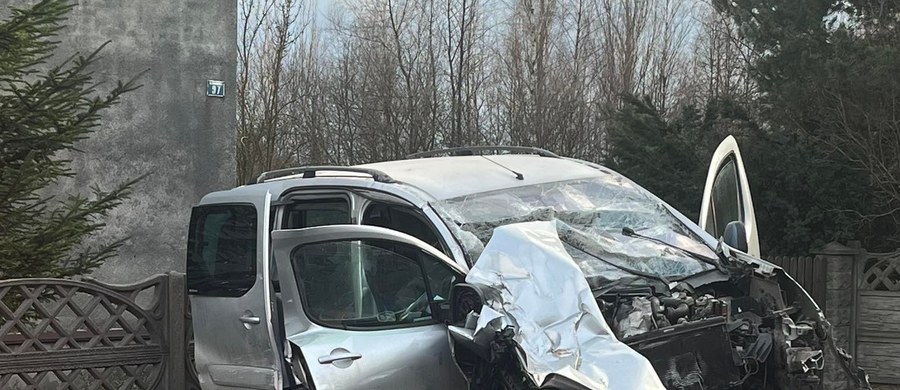 W piątek o godzinie 16 na drodze wojewódzkiej w Libiążu doszło do tragicznego wypadku. Samochód osobowy zderzył się z ciężarówką. Małopolska policja przekazała, że w wyniku wypadku zginął obywatel Ukrainy.