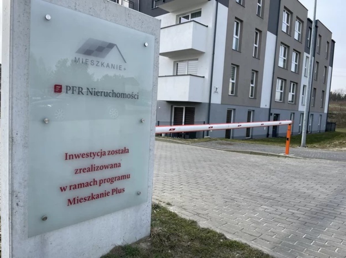 Uczestnicy programu Mieszkanie Plus czują się oszukani. Umowy wykupu mieszkań, które teraz otrzymali, zawierają stawki dużo wyższe niż kilka lat temu, gdy podpisywali pierwsze umowy najmu. Mieszkańcy wiedzieli, że ostateczną ofertę poznają dopiero po 2 latach - tłumaczy spółka PFR Nieruchomości, a minister rozwoju i technologii Waldemar Buda mówi, że trzeba znaleźć złoty środek. 
