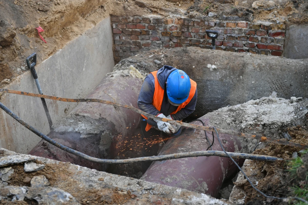 Mieszkańcy podmytego bloku przy ul. Brożka 2A na warszawskiej Woli spędzą noc u rodzin. Ze względu na przedłużające się prace inspektorów nie mogą wrócić na stałe do swoich mieszkań - poinformował rzecznik prasowy Urzędu Dzielnicy Wola m.st. Warszawy Mateusz Witczyński.