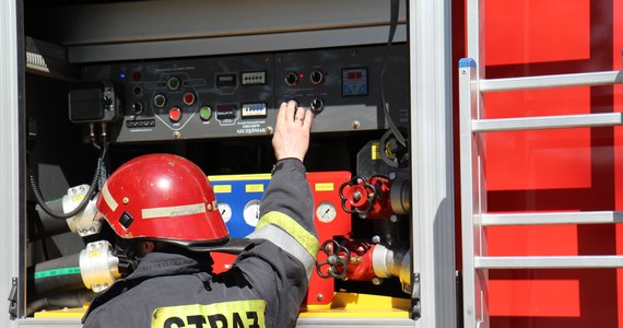 ​W Leśnicy strażacy zostali wezwani do wypadku, w wyniku którego poparzony został około 40-letni mężczyzna. Ranny został przetransportowany śmigłowcem do szpitala specjalistycznego w Siemianowicach Śląskich.
