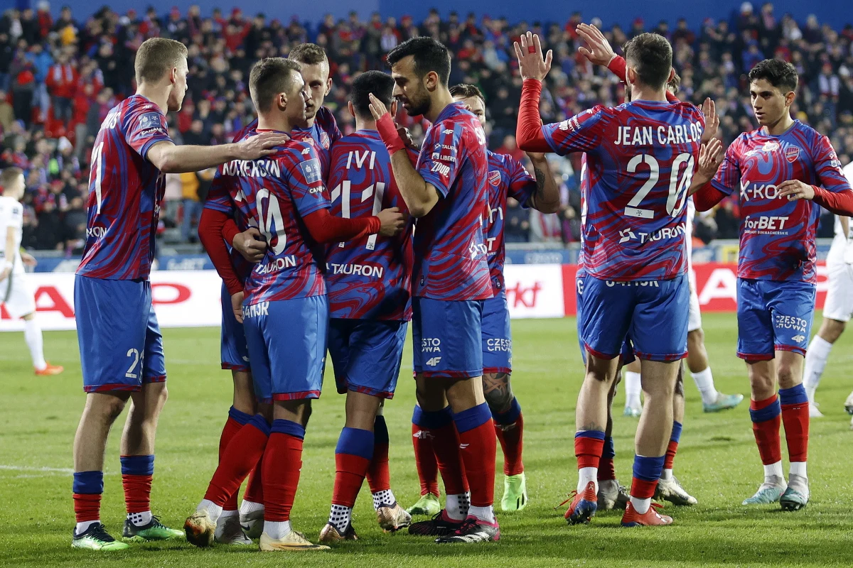 ​Piłkarze prowadzącego w tabeli Rakowa Częstochowa pokonali Śląsk Wrocław 4:1 w 24. kolejce Ekstraklasy i zrobili kolejny krok ku pierwszemu w historii mistrzostwu Polski. Ważne zwycięstwo w walce o utrzymanie odniosła Lechia Gdańsk, która wygrała z Miedzią Legnica 4:0.