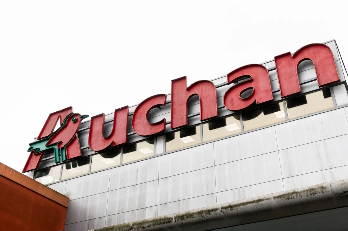 Francuska sieć supermarketów Auchan poinformowała o planach otwarcia w Rosji nowych sklepów. Format "My Auchan" ma sprzedawać 900 produktów, niemal wyłącznie marek własnych - podała w piątek agencja Reutera. Po agresji Rosji na Ukrainę Auchan nie wycofał się z rosyjskiego rynku, jak wiele zachodnich firm. Według mediów Auchan organizował "pomoc humanitarną", która trafiała do rosyjskich żołnierzy na froncie.