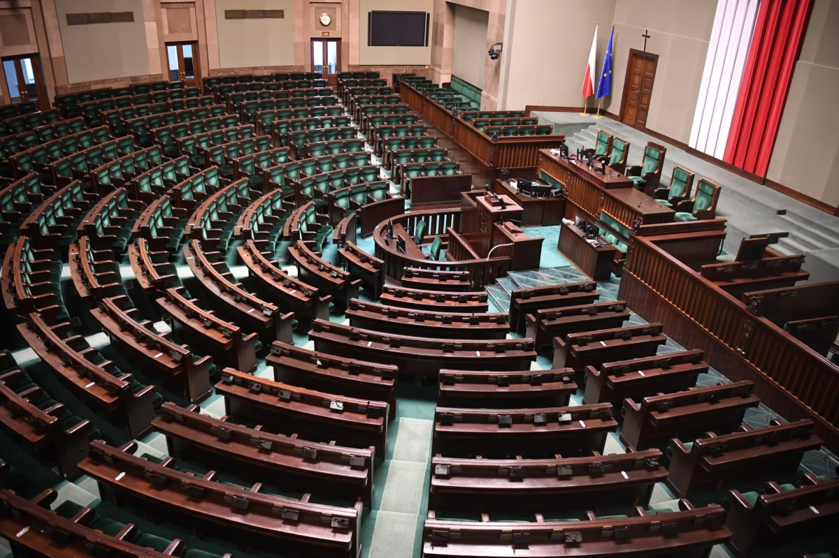 Prawo i Sprawiedliwość wygra jesienne wybory do Sejmu - tego spodziewa się ponad połowa ankietowanych, wynika z sondażu United Surveys dla RMF FM i "Dziennika Gazety Prawnej". 42,7 proc. respondentów jest zdania, że to właśnie partia Jarosława Kaczyńskiego - sama lub z innym ugrupowaniem - utworzy rząd. 