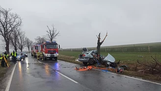 Auto owinięte wokół drzewa. Tragedia w Stanowicach