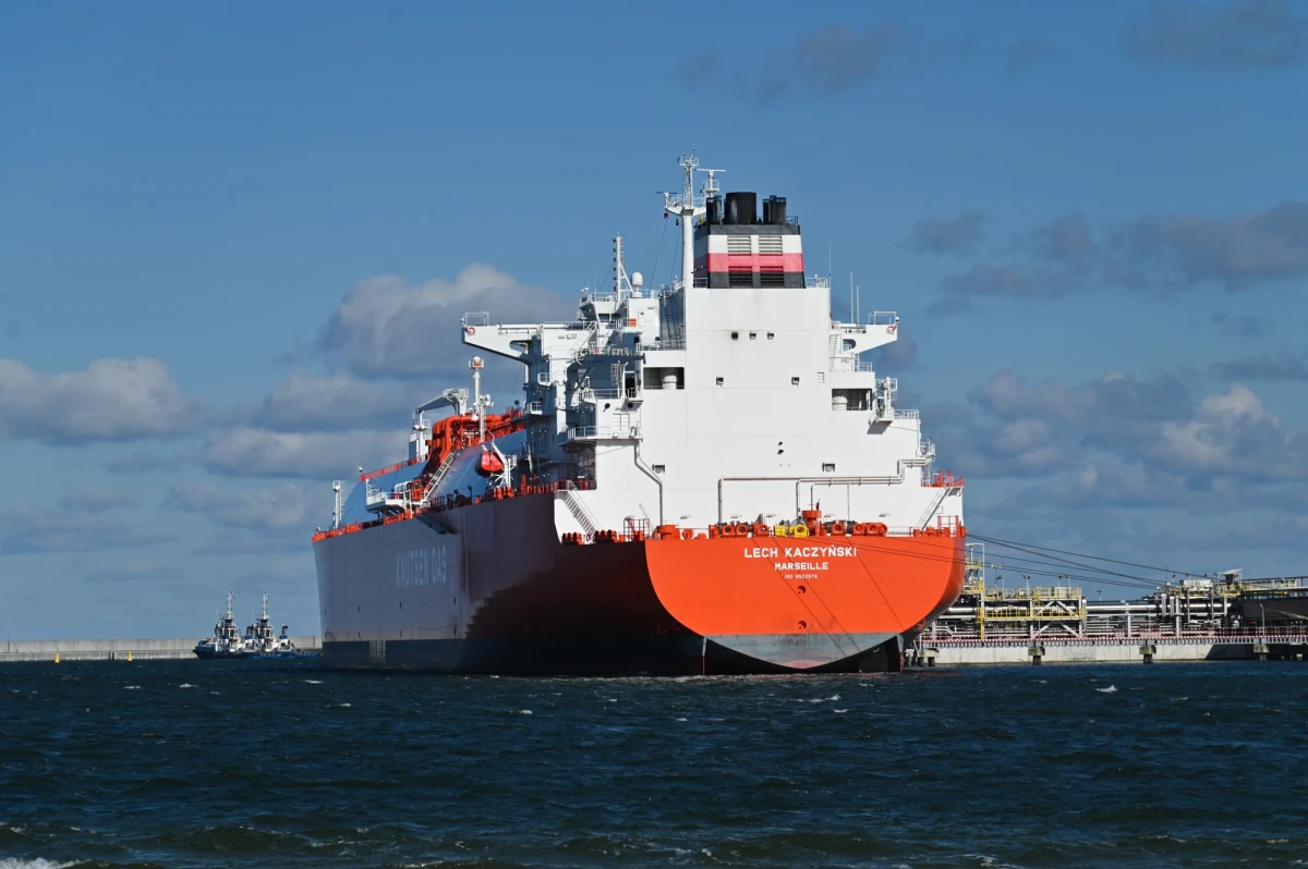 Wyczarterowany przez PGNiG z Grupy Orlen metanowiec "Lech Kaczyński" po raz pierwszy zawinął do terminala LNG w Świnoujściu. Rozładuje transport skroplonego gazu przywiezionego z USA.

