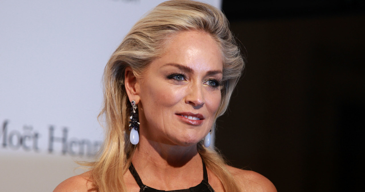 Sharon Stone dziś jest jedną z najpopularniejszych aktorek na świecie, lecz w latach 90., przed premierą "Nagiego instynktu" nie była aż tak rozpoznawalna. Po latach wyznała, że nie mogła liczyć na pomoc stylistów przed swoją pierwszą galą oscarową, więc musiała improwizować.