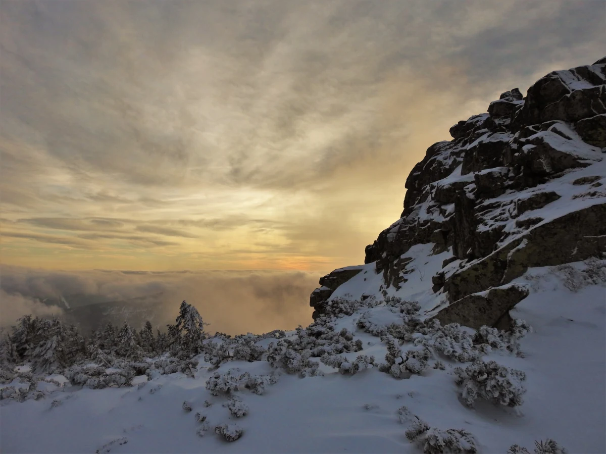 Wichury w Karkonoszach. Wysoko w górach wiatr może wiać w sobotę z prędkością nawet ponad 140 kilometrów na godzinę. Warunki dla turystów są trudne.