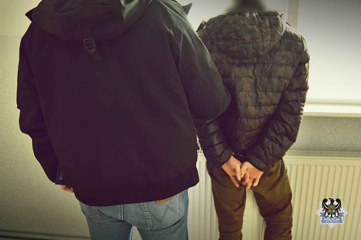​Do tymczasowego aresztu trafił 28-letni mieszkaniec Boguszowa-Gorc na Dolnym Śląsku. Mężczyzna jest podejrzany m.in. o oszustwa metodą na tzw. policjanta. Jedna z jego ofiar wyrzuciła z mieszkania siatkę z pieniędzmi. Druga - kartę bankomatową z numerem PIN. Z konta zniknęła duża suma.