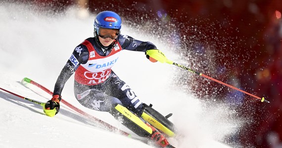 Amerykańska narciarka Mikaela Shiffrin, wygrywając slalom pucharu świata w szwedzkim Aare, poprawiła rekord wszech czasów. To 87. zwycięstwo w karierze Shiffrin. Amerykanka prześcignęła w klasyfikacji wszechczasów legendarnego Szweda Ingemara Stenmarka, który ma na koncie 86 wygranych zawodów.