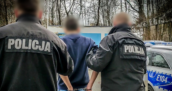 Policjanci zatrzymali cztery osoby pod zarzutem brutalnego pobicia 20-latka, do którego doszło w Gorzowie Wlkp. Napastnicy nagrali swój atak na telefonie. Film jest jednym z dowodów w sprawie.